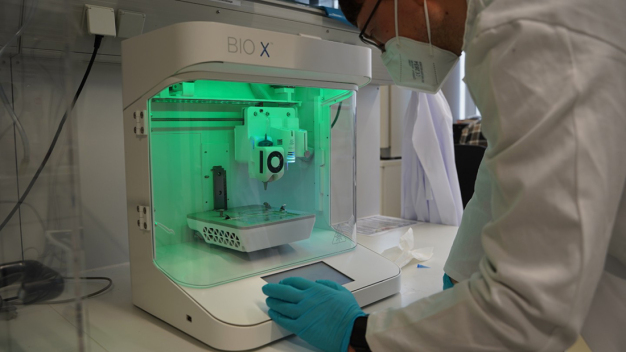 Mit Hilfe einer 3D-Biodruckers lassen sich biologisch funktionelle 3D-Gewebe im Labor herstellen. © Fraunhofer IMWS / Using a 3D bioprinter, biologically functional 3D tissues can be produced in the laboratory. © Fraunhofer IMWS