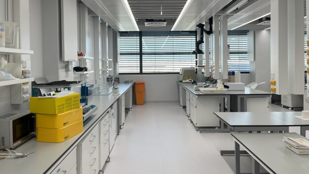 Nahlédnutí do laboratoře ve Výzkumném centru ve Vídni. (Fotokredit: © Lorenz Consult)