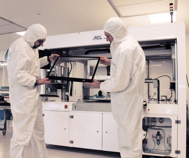 ACL garantiert die Qualität seiner Geräte durch ein sorgfältiges Sourcing der Komponenten und eine hohe Fertigungstiefe. So schneidet und bedruckt das Unternehmen beispielsweise sein Glas, kann dank einer internen Bondingmaschine Display und Glas verkleben, fertigt das Gehäuse inhouse und laminiert auch seine Touchscreens selbst. (Quelle: ACL GmbH) ACL garantiert die Qualität seiner Geräte durch ein sorgfältiges Sourcing der Komponenten und eine hohe Fertigungstiefe. So schneidet und bedruckt das Unternehmen beispielsweise sein Glas, kann dank einer internen Bondingmaschine Display und Glas verkleben, fertigt das Gehäuse inhouse und laminiert auch seine Touchscreens selbst. (Quelle: ACL GmbH)