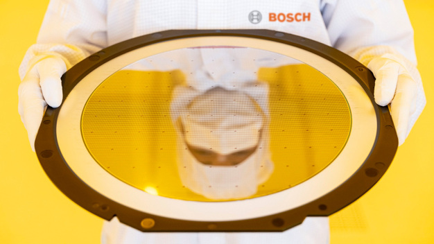 Halbleiterfertigung von Bosch in Dresden: Um seine führende Marktposition in der Mikromechanik weiter auszubauen, wird Bosch MEMS-Sensoren in Zukunft auch auf 300-Millimeter-Wafern fertigen. Der Produktionsstart ist für 2026 geplant.  (Foto: Bosch) / Bosch wafer fab in Dresden: To cement its leading market position in micromechanics, Bosch also plans to manufacture its MEMS sensors on 300-millimeter wafers. Production is scheduled to start in 2026. (Picture: Bosch)