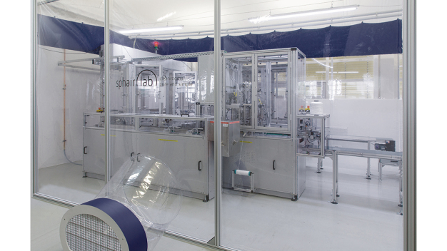Bei der BoschRexroth AG in Erbach wurde in nur sechs Wochen ein sphairlab-Reinraum ISO 8 zur Atemschutzmaskenproduktion als Modell „Cube“ mit 65 qm installiert. Hierzu sagt Claus Lau, Head of Manufacturing, Operations & Engineering: „Wir handeln im Sinne unseres Unternehmensgründers Robert Bosch – initiativ, zukunftsorientiert, verantwortlich und nachhaltig“. (Foto: BoschRexroth AG) Bei der BoschRexroth AG in Erbach wurde in nur sechs Wochen ein sphairlab-Reinraum ISO 8 zur Atemschutzmaskenproduktion als Modell „Cube“ mit 65 qm installiert. Hierzu sagt Claus Lau, Head of Manufacturing, Operations & Engineering: „Wir handeln im Sinne unseres Unternehmensgründers Robert Bosch – initiativ, zukunftsorientiert, verantwortlich und nachhaltig“. (Foto: BoschRexroth AG)