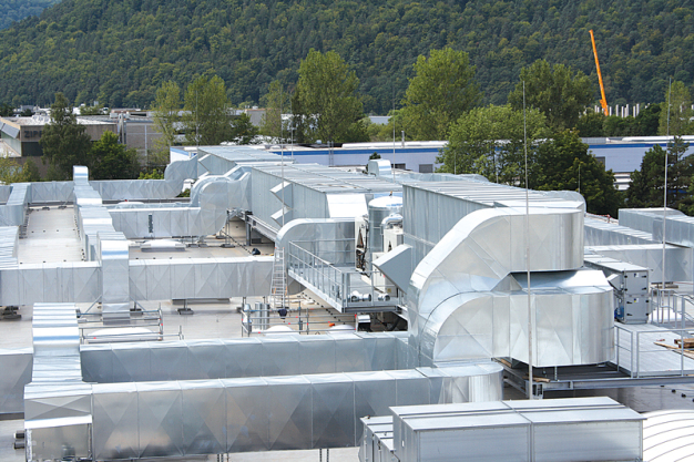 Zentrale Elemente der Dachaufbauten auf dem neuen Produktionsgebäude sind 2 Kühlaggregate mit Kälteleistungen von zusammen ca. 1000 kW und  6 Lüftungsanlagen mit den Filtersystemen