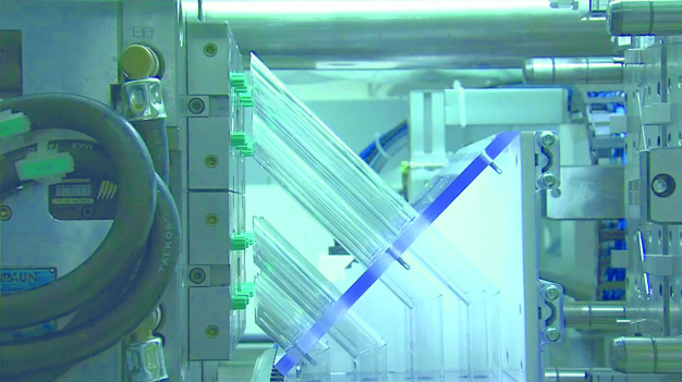 Jede Kavität wird einzeln mit einem von Braunform patentierten Handling abgefangen.
(© Braunform GmbH) Jede Kavität wird einzeln mit einem von Braunform patentierten Handling abgefangen.
(© Braunform GmbH)