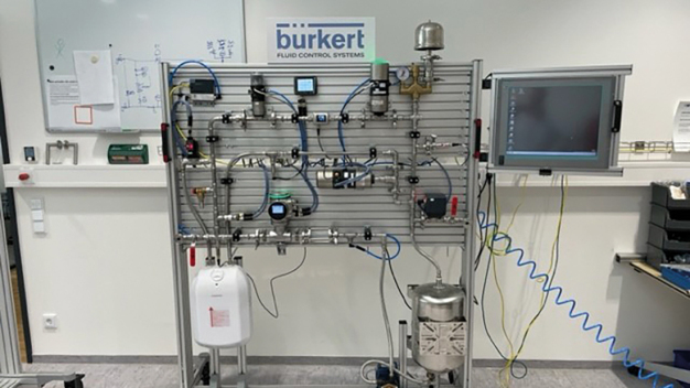 Mobile Schalttafel für Schulungen, Tests, Präsentationen und Messen. (Quelle: Bürkert Fluid Control Systems)