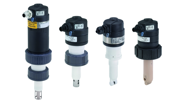 pH-/Redox-Transmitter (links) und Leitfähigkeitstransmitter mit IO-Link und dem Bürkert-Systembus (büS). Damit stehen dem Anwender viele Diagnose- und Fernwartungsmöglichkeiten zur Verfügung. (Quelle: Bürkert Fluid Control Systems)