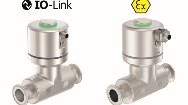 Zwei Neuheiten für Typ 8098 FLOWave S: Die IO-Link-Variante (links) unterscheidet sich optisch nicht von den bereits verfügbaren FLOWaves, die HazLoc-Variante (rechts) zeigt die spezielle Steckverbindung. (Quelle: Bürkert Fluid Control Systems)
