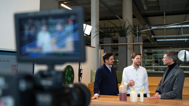 Familienunternehmen Bürkert Fluid Control Systems investiert in Startup Green Elephant Biotech, (v.l.) Felix Wollenhaupt (Geschäftsführer und Gründer Green Elephant Biotech), Dr. Joel Eichmann (Geschäftsführer und Gründer Green Elephant Biotech), Georg Stawowy (CEO Bürkert) (Quelle: Bürkert Fluid Control Systems)