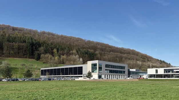 Der Erweiterungsbau am Bürkert Campus Criesbach beheimatet das Kompetenzzentrum Kunststofftechnik des Fluidikspezialisten. Im Mai 2025 wurden die neuen Räumlichkeiten offiziell eingeweiht. (Quelle: Bürkert Fluid Control Systems)
