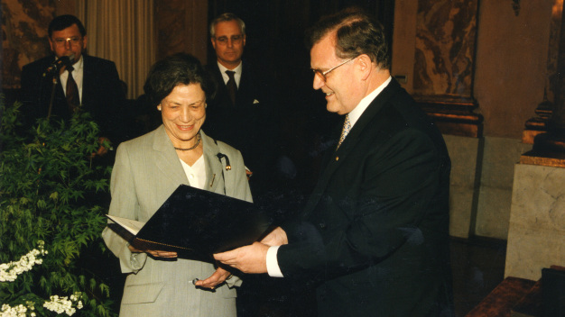 Awarding of the Baden-Württemberg State Merit Medal to Dorothee Bürkert by MP Erwin Teuffel (1996) (Image source: Stuttgart City Archive, Rights: Baden-Württemberg State Archive, Main State Archive Stuttgart, NL Hüdig)