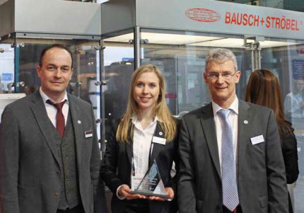 Stolz auf den Award für die KCP: Thomas H. Bühler und Katrin Schuler (Vertrieb B+S) und Geschäftsführer Markus Ströbel nach der Preisübergabe auf der Interphex in New York. / Proud of winning the award for the KCP: Thomas H. Bühler and Katrin Schuler (both from the Bausch+Ströbel Sales Department) and Markus Ströbel, Managing Director, after receiving the award at the Interphex in New York.