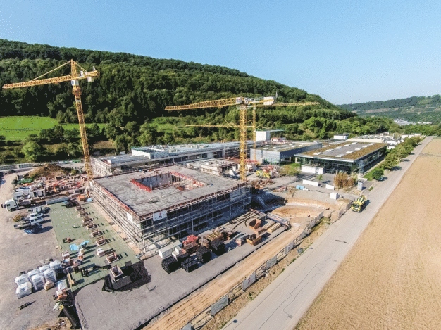 Die Luftaufnahme vom 11. September 2015 zeigt den aktuellen Bauverlauf vom Bürkert Campus Criesbach.