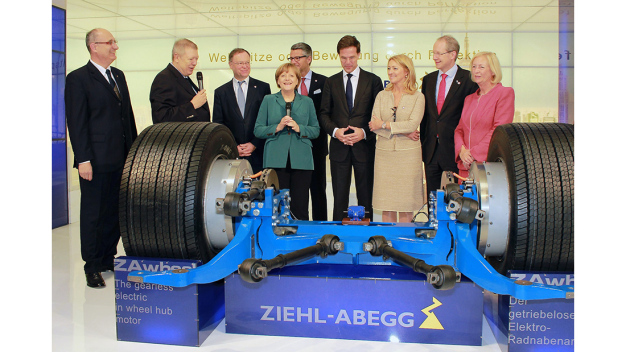 Uwe Ziehl (Zweiter von links) erklärt 2014 in Hannover der Bundeskanzlerin Angela Merkel (Vierte von links) die Funktionsweise eines Außenläufermotors. (Foto: Ziehl-Abegg)