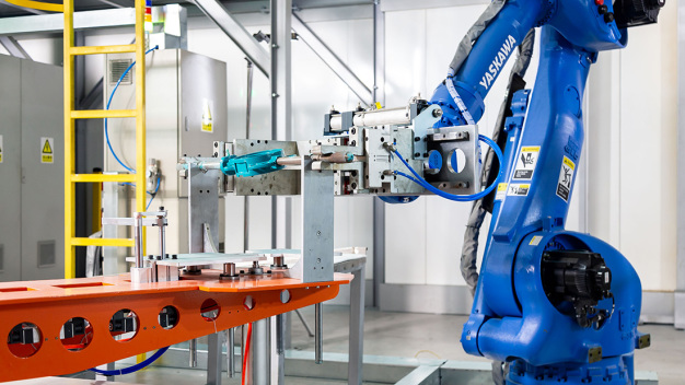 Modernste Robotertechnologie im Produktionsprozess der GEMÜ R480 Absperrklappe. / Most modern robot technology in the production process of the GEMÜ R480 butterfly valve.