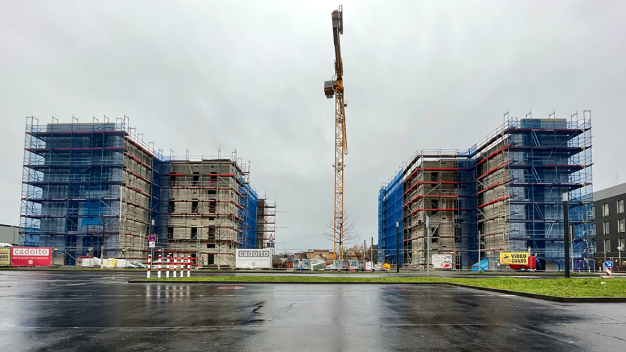 Blick auf das Baufeld mit den zwei konventionellen Bauteilen vor der Modulstellung. (Foto: Cadolto Modulbau GmbH)