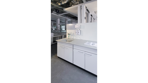 Innenansicht der Laborräume mit großflächiger Verglasung, © Cadolto Modulbau GmbH