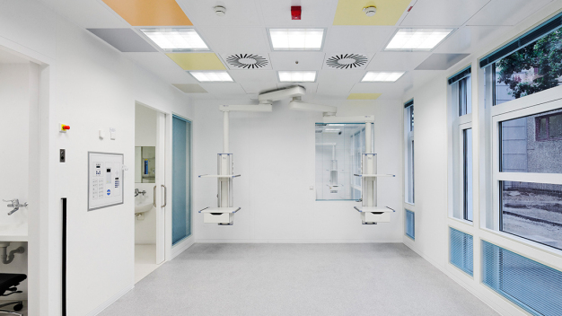 Innenansicht hochisoliertes Einzelzimmer Leber- und Infektionszentrum am Universitätsklinikum Düsseldorf (Foto: Cadolto Modulbau GmbH)