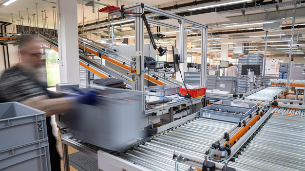 Die automatisierte Fördertechnik befördert die Prüfmittel durch die Calibration Factory.