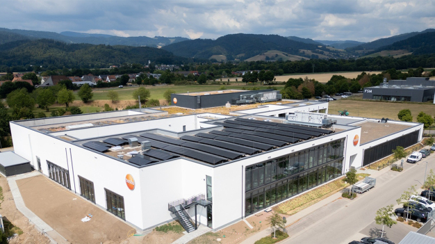 Ripresa aerea del nuovo edificio di ampliamento della Calibration Factory, che crea capacità aggiuntive per soddisfare le crescenti esigenze di clienti e mercati. Calibration Factory ripresa aerea © Testo Industrial Services GmbH