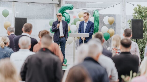Mark Simmons und Andreas Klatschow begrüßen die Jubiläumsgäste. (Urheber: Guido Kollmeier)