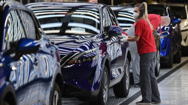 Einige Automobilhersteller können keine Autos bauen, weil sie keine Chips für die Elektronik bekommen. Dies hat sich auf die Vorstufen ausgewirkt und einige Zulieferer von Kunststoffkomponenten in Schwierigkeiten gebracht. (Foto, Getty Images) / Some car makers cannot build cars because they are unable to obtain chips for electronics. This has had a knock-on effect upstream, putting some plastics component suppliers in difficulties. (Photo, Getty Images) Einige Automobilhersteller können keine Autos bauen, weil sie keine Chips für die Elektronik bekommen. Dies hat sich auf die Vorstufen ausgewirkt und einige Zulieferer von Kunststoffkomponenten in Schwierigkeiten gebracht. (Foto, Getty Images) / Some car makers cannot build cars because they are unable to obtain chips for electronics. This has had a knock-on effect upstream, putting some plastics component suppliers in difficulties. (Photo, Getty Images)