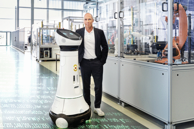 Institutsleiter Professor Thomas Bauernhansl
mit dem Care-O-bot® 4. (Quelle: Fraunhofer IPA/Foto: Rainer Bez)