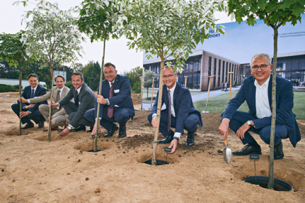 Naturverbunden: Die Brüder Oliver und Richard Engelhard (1. und 2. von links) beim Spatenstich mit Hessens Wirtschaftsminister Tarek Al-Wazir (rechts außen). (Quelle: Engelhard Arzneimittel)