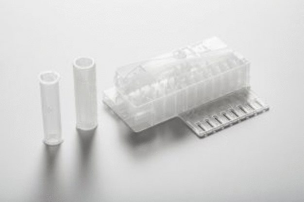 Die zentralen Teile des Analysegeräts sind die Cartridge (rechts) und das „TC“ (Mitte) – ein 2-Komponenten-Spritzgussteil aus PP und TPE, in dem bei den Untersuchungen die Flüssigkeiten innerhalb der Cartridge transportiert werden. Ganz links im Bild ist die Hartkomponente des „TC“ zu sehen. (Bildquelle: alle 1zu1 Prototypen / Darko Todorovic) Die zentralen Teile des Analysegeräts sind die Cartridge (rechts) und das „TC“ (Mitte) – ein 2-Komponenten-Spritzgussteil aus PP und TPE, in dem bei den Untersuchungen die Flüssigkeiten innerhalb der Cartridge transportiert werden. Ganz links im Bild ist die Hartkomponente des „TC“ zu sehen. (Bildquelle: alle 1zu1 Prototypen / Darko Todorovic)