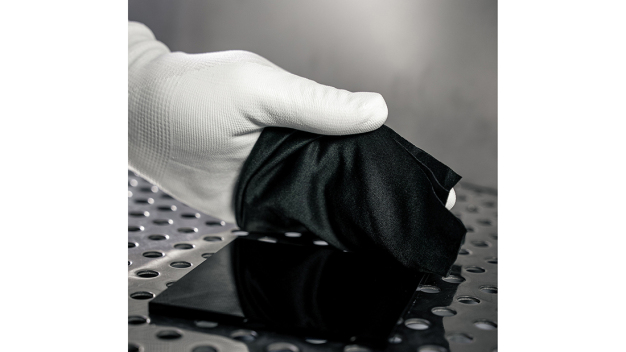 Textile Handschuhe im Einsatz beim Reinigen mit einem Tuch © CCI Textile Handschuhe im Einsatz beim Reinigen mit einem Tuch © CCI
