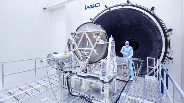 Flachspiegel FMA1 und Referenzkoordinatensystem vor der Thermal-Vakuumanlage im ISO-5-Reinraum. ©IABG