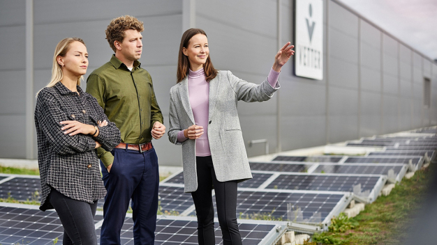 Ein zentraler Baustein des nachhaltigen Energiekonzepts: Photovoltaikanlagen auf dem Dach der Unternehmenszentrale in Ravensburg. © Vetter Pharma International GmbH