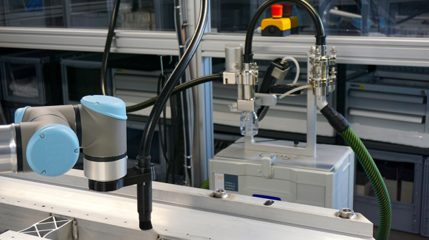 Im Gegensatz zur manuellen Führung der Düse erfolgt die trockene Partikel-Saugextraktion mit dem Roboter reproduzierbar. (Bildquelle: CleanControlling)
