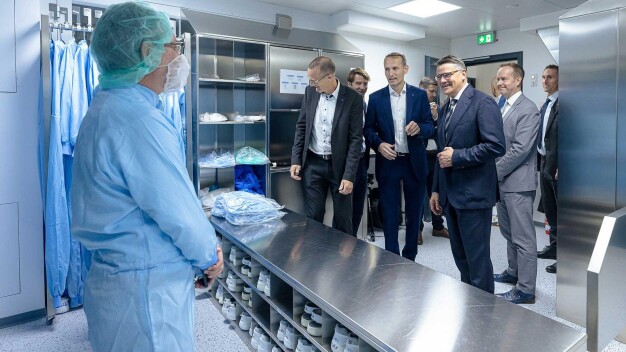 ZEISS SMT erweitert am Standort Roßdorf die Reinraumkapazitäten um 300 m² – ein Plus von 80 Prozent. Die Investition von über 20 Millionen Euro stärkt die Entwicklung hochpräziser Maskenreparatursysteme für die Halbleiterindustrie. Hessens Ministerpräsident Boris Rhein besuchte die Eröffnungsfeier am 17. September 2025. / ZEISS SMT expands cleanroom capacity at its Rossdorf site by 300 m² – an increase of 80 percent. The investment of over 20 million euros strengthens the development of high-precision mask repair systems for the semiconductor industry. Hesse’s Minister President Boris Rhein attended the opening ceremony on September 17, 2025.
