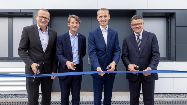 Feierliche Eröffnung in Roßdorf: ZEISS Semiconductor Manufacturing Technology (SMT) nimmt 300m2 zusätzliche Reinraumfläche für die Entwicklung hochpräziser Maskenreparatursysteme in Betrieb – ein Meilenstein für den Standort und die Halbleiterindustrie. Den symbolischen Banddurchschnitt nahmen Hessens Ministerpräsident Boris Rhein gemeinsam mit Dr. Patrick Villwock, Leiter des Standortes und der Entwicklung in Roßdorf, Dr. Clemens Neuenhahn, Leiter ZEISS Semiconductor Mask Solutions (SMS) und Dr. Tilmann Heil, Leiter des Field of Business Repair bei ZEISS SMS vor. (v.r.n.l.) / Ceremonial opening in Rossdorf: ZEISS Semiconductor Manufacturing Technology (SMT) commissions 300 m² of additional cleanroom space for the development of high-precision mask repair systems – a milestone for the site and the semiconductor industry. The symbolic ribbon cutting was performed by Hesse’s Minister President Boris Rhein, together with Dr. Patrick Villwock, Site and Development Lead in Rossdorf, Dr. Clemens Neuenhahn, Head of ZEISS Semiconductor Mask Solutions (SMS), and Dr. Tilmann Heil, Head of the Field of Business Repair at ZEISS SMS. (from right to left)