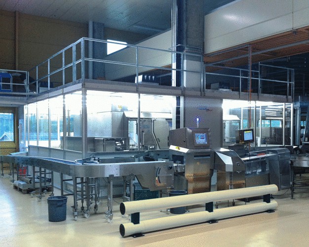 Packing sliced bread in a large-scale bakery. The CleanSteriCell® closed system in clean room class ISO-7 meets requirements for pharmaceutical production. 