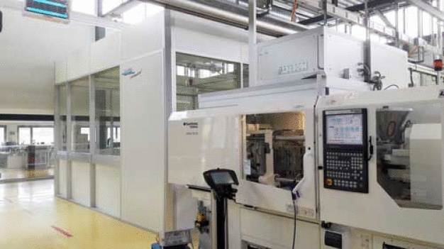 Cleanroom solution with docked injection moulding machine