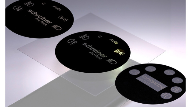 Die CLF Transluzent ist sowohl Beschriftung als auch Verbindung zwischen Displayglas und Gerät. / The CLF Translucent is labelling as well as connection between display glass and the device.
