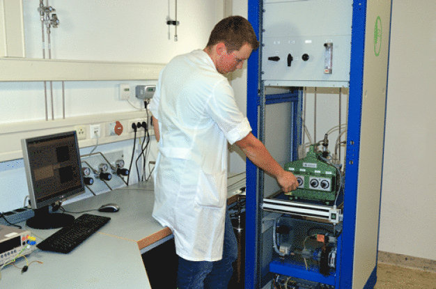 Abbildung 1: Akkreditierte CO2-Kalibrierung im E+E Kalibrierlabor. (Foto: E+E Elektronik Ges.m.b.H.) / Figure 1: Accredited CO2 calibration in the E+E calibration laboratory. (Photo: E+E Elektronik Ges.m.b.H.)