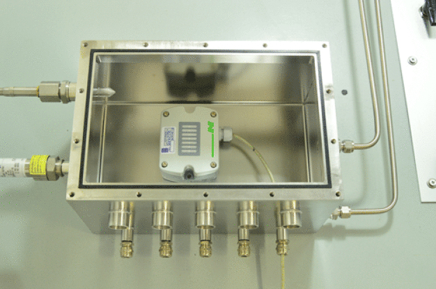 Abbildung 2: Zur Kalibrierung befinden sich die Messgeräte in einer Messkammer mit exakt definierter Gaskonzentration. (Foto: E+E Elektronik Ges.m.b.H.) / Figure 2: The devices under calibration are placed in a chamber with precisely defined gas concentration. Photos: E+E Elektronik Ges.m.b.H.