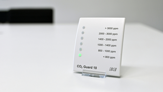 Anhand einer sechsteiligen LED-Ampel gibt der CO2 Guard 10 Auskunft über den aktuellen CO2-Gehalt der Raumluft. (Foto: E+E Elektronik Ges.m.b.H.) / Using a six-part LED traffic light, the CO2 Guard 10 provides information about the current CO2 content of the indoor air. (Photo: E+E Elektronik GmbH)