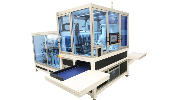 In einer Anlage von MGS werden medizinische Katheter mittels kamerabasierter Bildverarbeitung rundum auf Defekte geprüft, bevor die automatisierte Verpackung durch Robotersysteme erfolgt. (Copyright: Stäubli Tec-Systems GmbH Robotics)