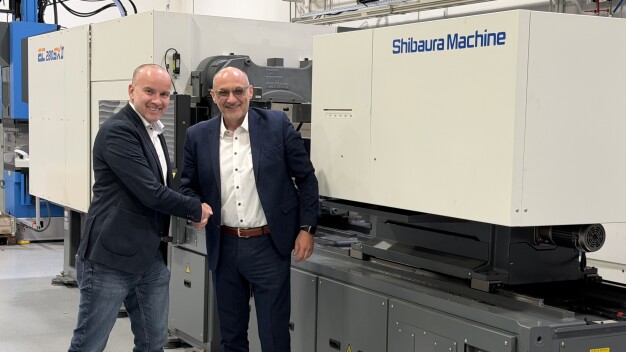 Dr. Martin Kováčik, Executive Vice President für Vertrieb und Service Thermoplaste für die Region EMEA bei der SHIBAURA MACHINE LWB GmbH, und Tomaž Rihtaršič, Geschäftsführer von TriProject Bled d.o.o., haben eine Zusammenarbeit für Kroatien und Slowenien mit sofortiger Wirkung vereinbart. (Bildquelle: SHIBAURA MACHINE LWB)