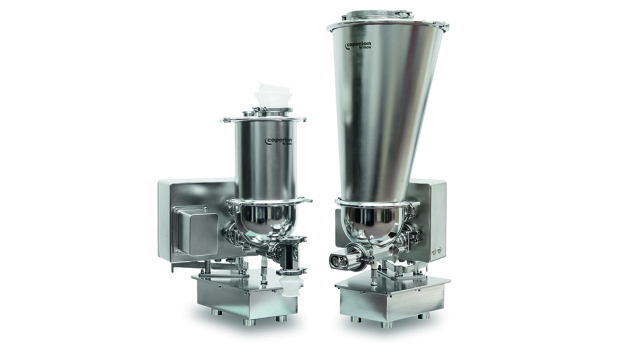 Die pharmazeutische Dosieranlage von Coperion K-Tron mit kompakter Waage und deutlich kleinerer Grundfläche ist für die Gruppierung mehrerer Dosieranlagen um einen Prozesseinlass optimiert. (Bild: Coperion K-Tron, Niederlenz, Schweiz) / Coperion K-Tron’s pharmaceutical feeder with a redesigned trapezoid scale shape and significantly smaller footprint is optimized for multi-feeder clusters around a process inlet. (Image: Coperion K-Tron, Niederlenz, Switzerland)