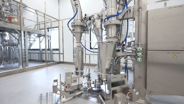 Pharma-Dosiergeräte von Coperion K-Tron sind ein integraler Bestandteil der automatisierten High-Containment-Produktionsanlage in Deutschland. (Bild: Pfizer Manufacturing Deutschland, Freiburg, Germany) / Coperion K-Tron pharmaceutical feeders are an integral part of the Pfizer high containment automated production facility in Germany. (Image: Pfizer Manufacturing Deutschland, Freiburg, Germany)