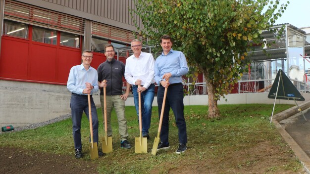 Spatenstich für die Erweiterung des Test Centers: Keith Melton, Sales Manager Batterieindustrie, Marco Hadrys, Test Center Manager, Manfred Bossart, Facility Manager, Michael Reinhard, General Manager (v.l.n.r). (Bild: Coperion K-Tron (Schweiz) GmbH) / Breaking ground on the much-anticipated expansion. From left to right: Keith Melton, Sales Manager Battery Industry, Marco Hadrys, Test Center Manager, Manfred Bossart, Facility Manager, Michael Reinhard, General Manager. (Photo: Coperion K-Tron (Switzerland) LLC)