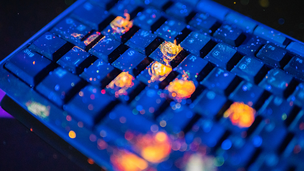 Sichtbare Kontamination: Fluoreszierende Partikel visualisieren unter UV-Licht sämtliche Verschmutzungen. © CONRADYGRUPPE Verwaltungs GmbH, Gottmadingen Sichtbare Kontamination: Fluoreszierende Partikel visualisieren unter UV-Licht sämtliche Verschmutzungen. © CONRADYGRUPPE Verwaltungs GmbH, Gottmadingen
