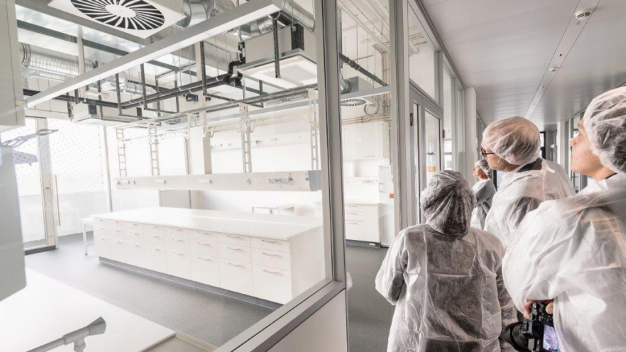Gläserne Systemtrennwände ermöglichen offene Arbeitsplätze und flexible Labore. (Bildnachweis: Carpus+Partner AG, ©Jörg Stanzick)