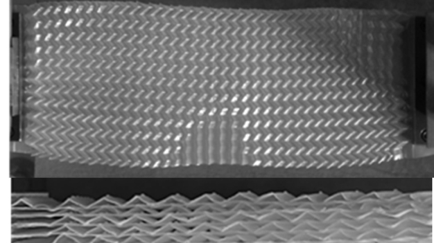 Oben: Die Steifigkeit und Formänderung kann durch die Strukturierung einer Folie lokal eingestellt werden. Unten: Die Stapelung verschieden hoher Folien erlaubt die Erzeugung eines programmierbaren Materials. © Fraunhofer ICT / Top: Stiffness and shape change can be locally adjusted by patterning a film. Bottom: Stacking foils of different heights allows the creation of a programmable material. © Fraunhofer ICT