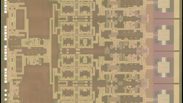 Unter dem Mikroskop: Der vierkanalige Transceiver. © IHP / Under the microscope: the four-channel transceiver. © IHP 