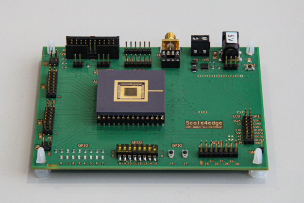 Der in Kaiserslautern vorgeführte TETRISC-SoC-Demonstrator mit dem entwickelten Testchip in der Mitte. © IHP 2024/Franziska Wegner / The TETRISC SoC demonstrator presented in Kaiserslautern with the developed test chip in the centre. © IHP 2024/Franziska Wegner 