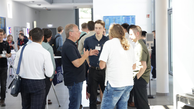 Die Teilnehmenden nutzen eine Pause zum Networking. © IHP 2025/Inesa Posypai / The participants use a break for networking. © IHP 2025/Inesa Posypai 